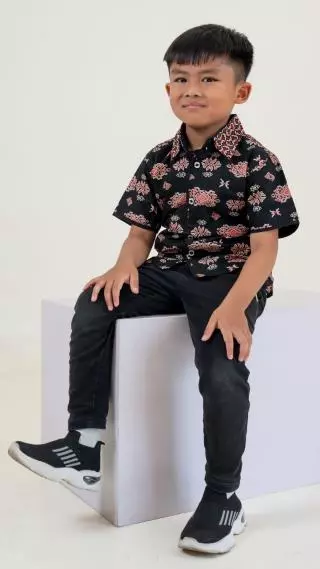 Kemeja Anak Batik Yardriss Lengan Pendek Kombinasi Kain Hitam Motif 18033