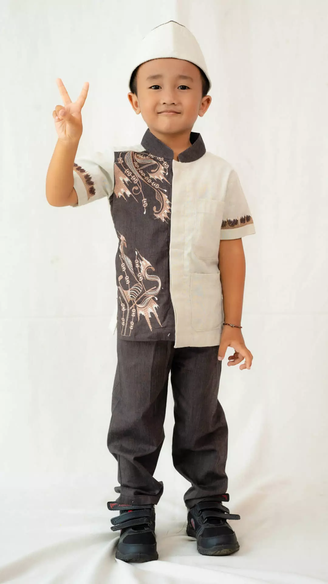 Setelan Muslim Anak Nur Hafid Warna Lengan Pendek Kombinasi Kain dan Bordir Motif Calvin